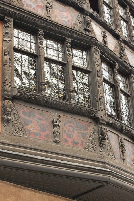 modeling on the facade of the building
