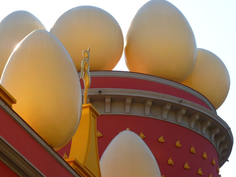huge eggs on the roof in spain