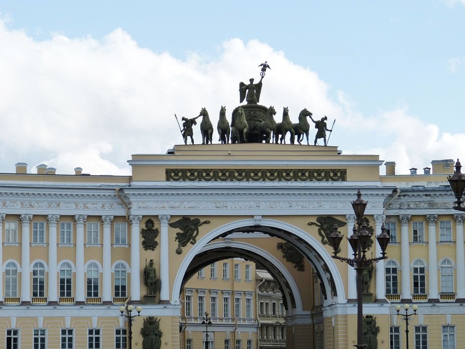 st petersburg, quadriga on the facade