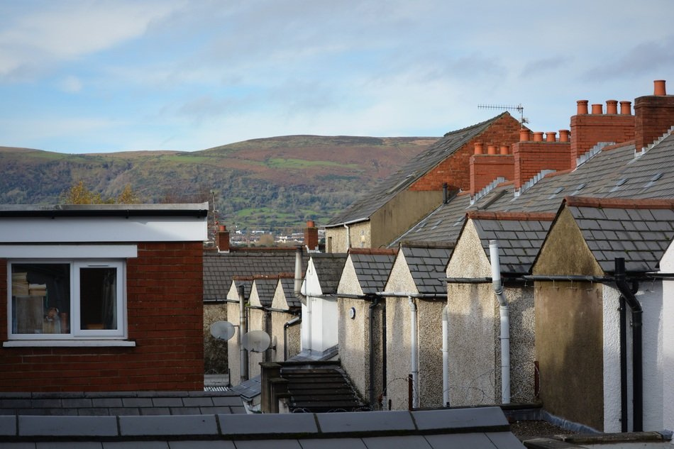 behind the houses are hills