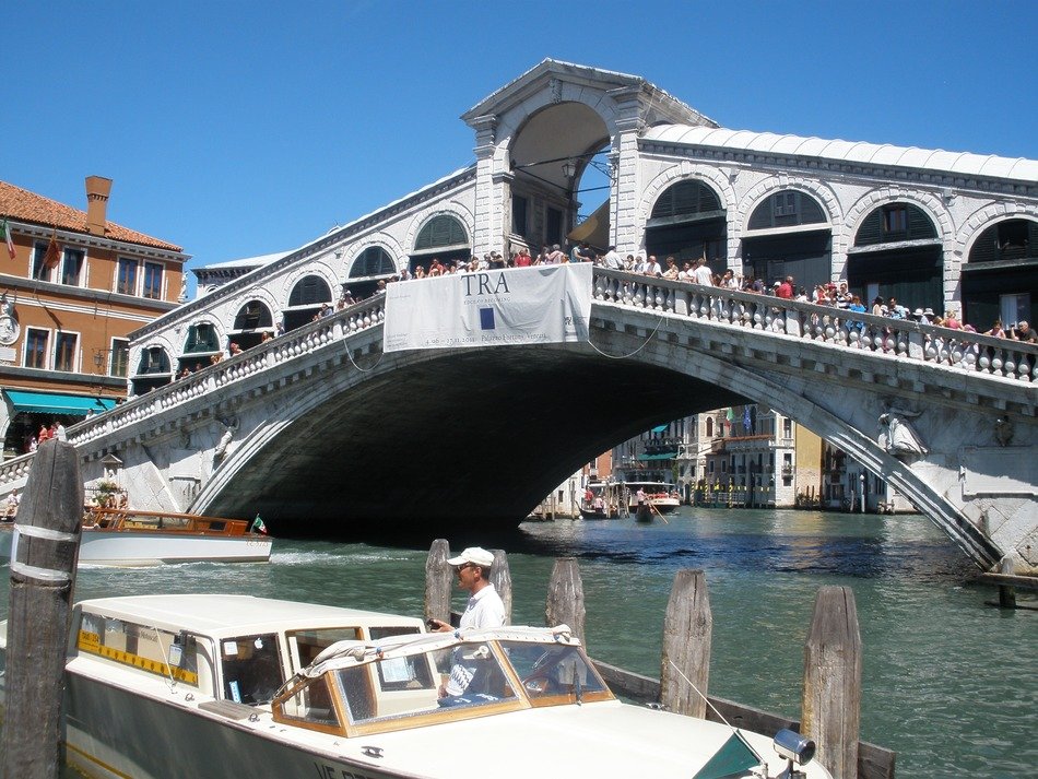 rialto bridge in italy