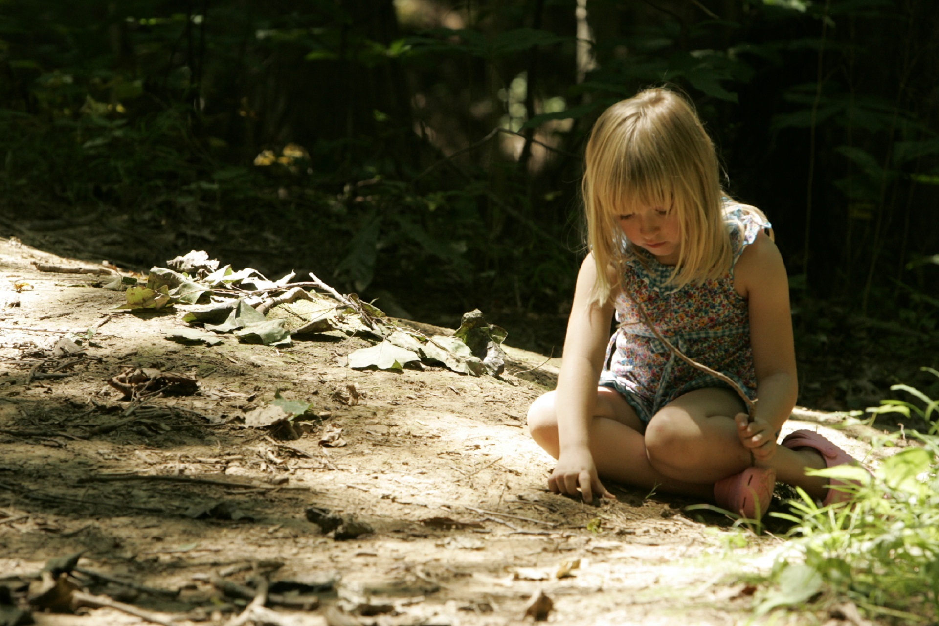 Lil girl. Фильм детишки в лесу. Дети какают в лесу. Тихая девочка. Маленькая племянница.