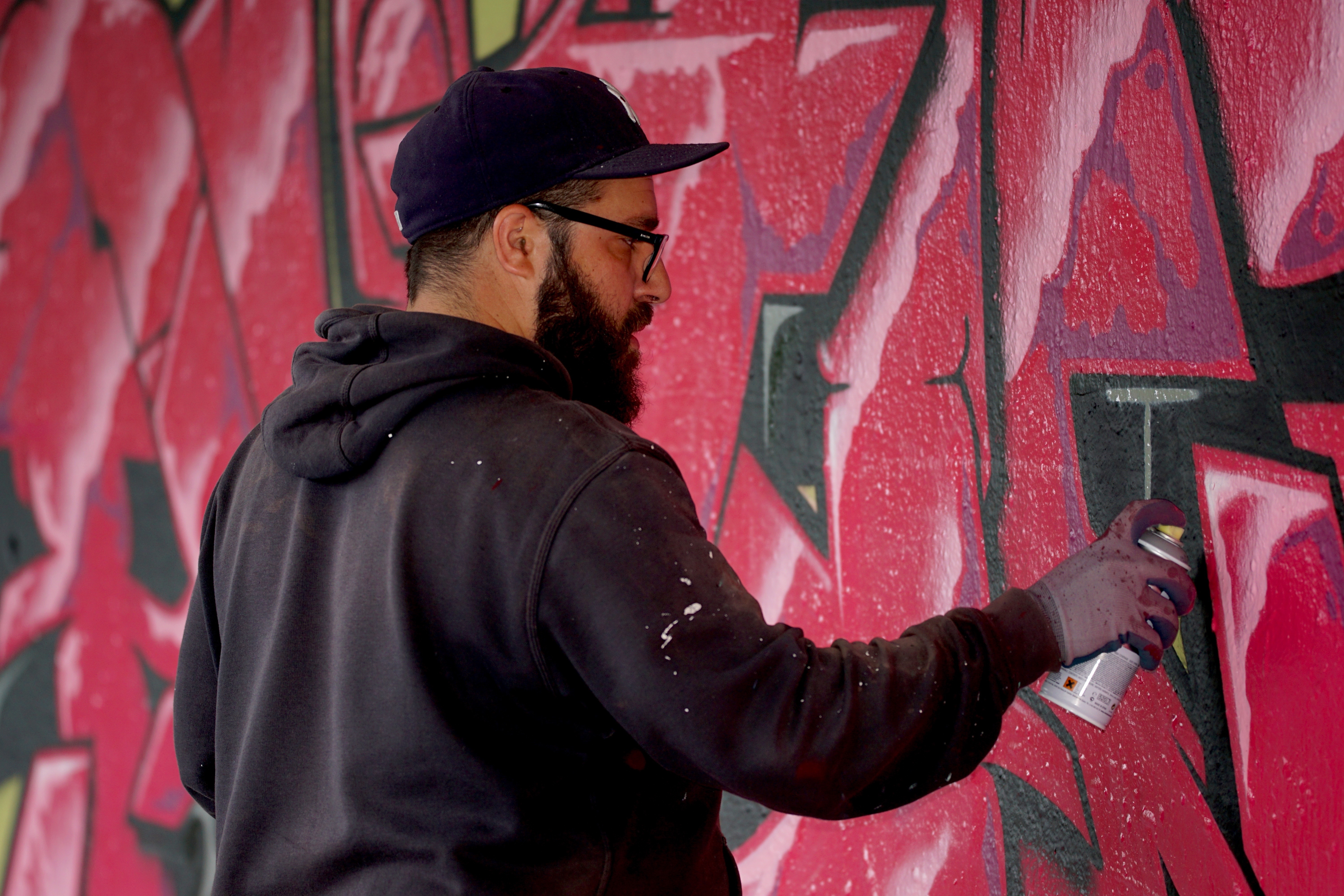 Фото парень рисует граффити