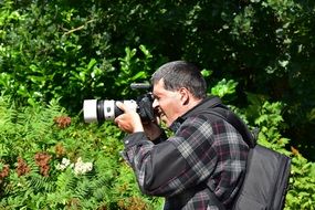 photographer with cameraman in green park