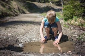girl touched a puddle