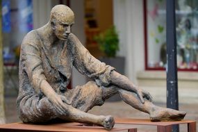 sitting statue of thinking man