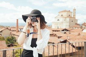 photographer-tourist with camera and building