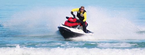 picture of spray from the high-speed driving on watercraft