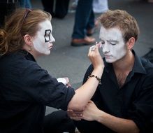 street performers edinburgh fringe make up