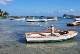 child alone in the boat rides