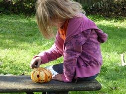 girl play pumpkin