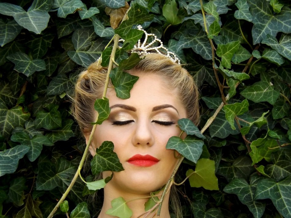 girl blond hair and red lip