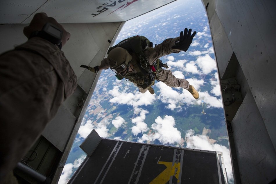 skydiving of soldiers