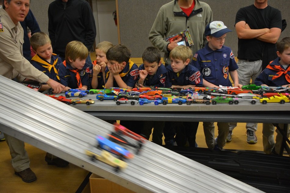 pinewood derby boy scouts playing small cars