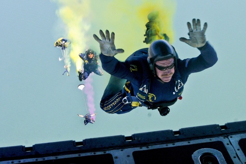 leap frogs skydiving