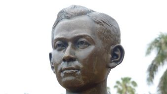 statue in the form of human head