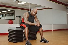 Black man fitness mirrows aback