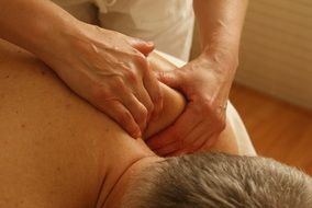 massage shoulder