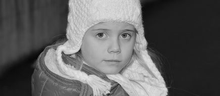 Black and white photo of the girl with the hat