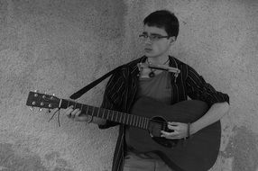 Black and white photo of the musician with the guitar