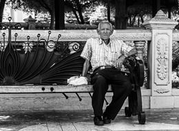 photo of the old man is living in maracaibo