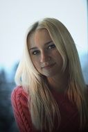 model with long blond hair