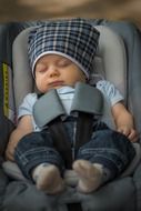 newborn baby sleep in autochair