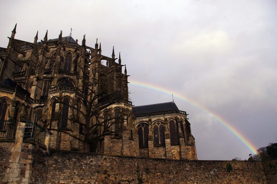 rainbow over the cathedral in Len Mans