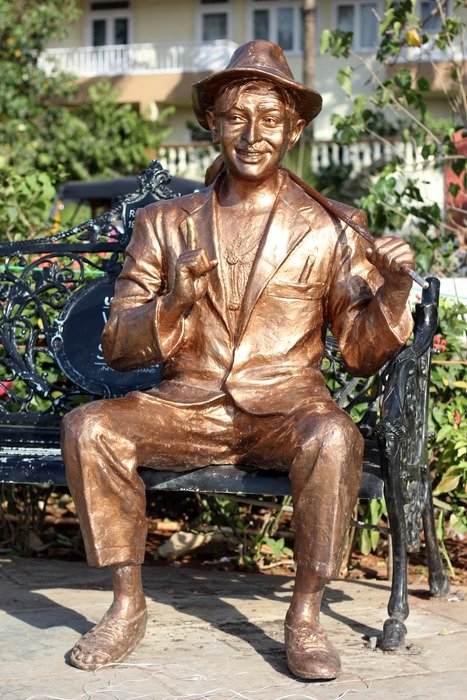 bollywood actor kapoor raj sits on bench, bronze sculpture, india, mumbai