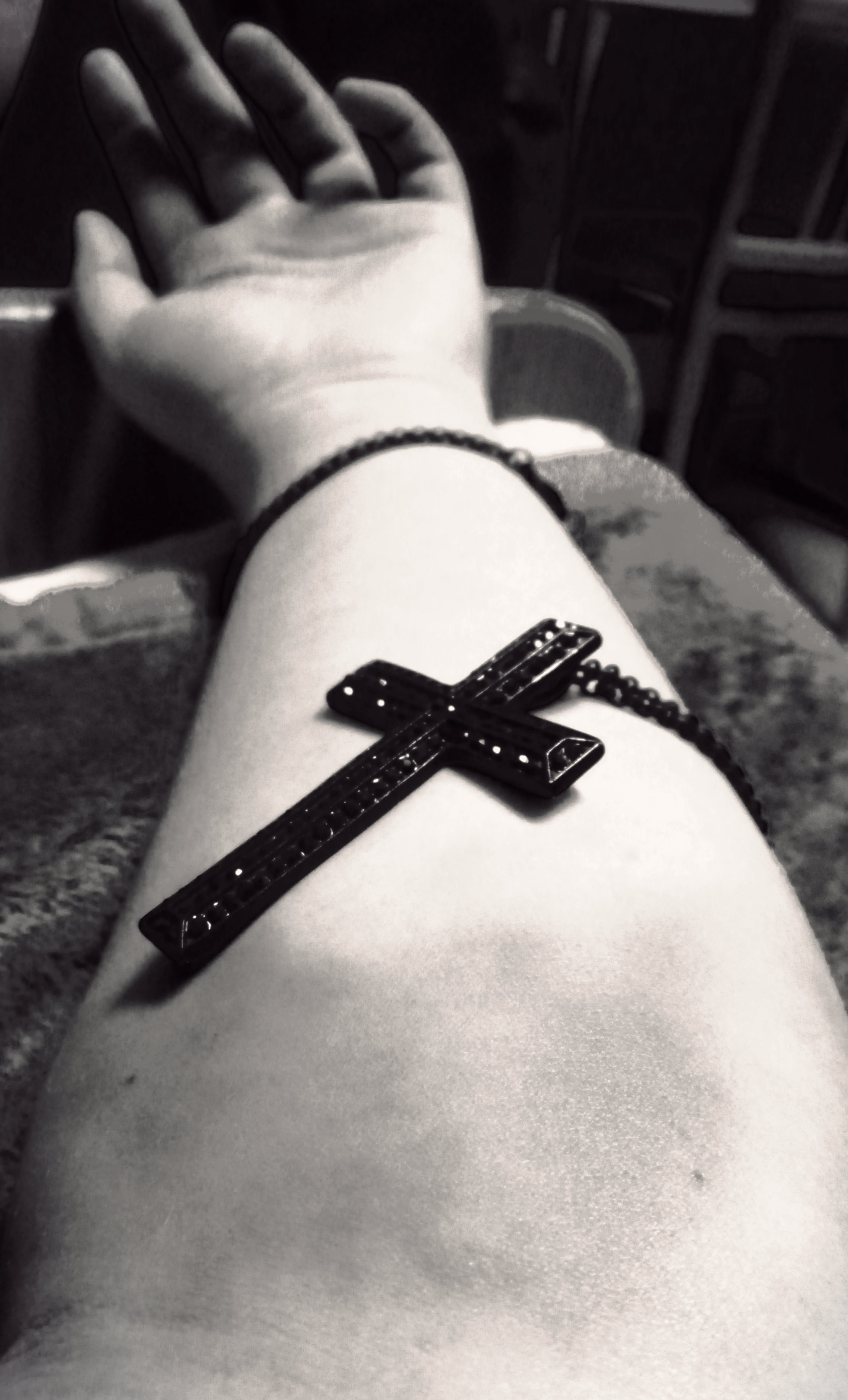 Слепая покорность. Крест на руке. Крестик в руке. Девушка с крестом в руках. Девушка с крестиком в руке.