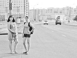 girls on the road monochrome foto