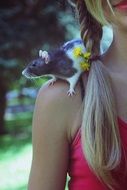 rat on the girl's shoulder