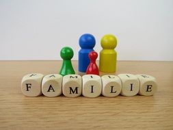 familie like an inscription on cubes