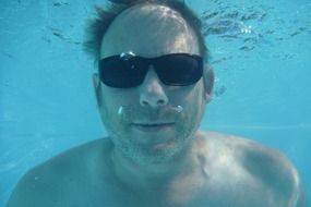 man under water in the pool