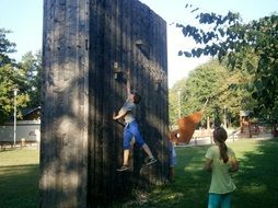 parkour, jumping boy at wall in park