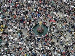 Top view of a crowd of people at the fountain