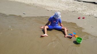 kid play on the beach