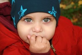 innocence on the face of the green-eyed child