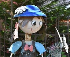 Sculpture of a girl with a net and in a hat