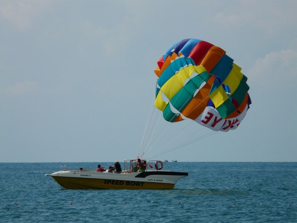 Controlled parachute from a boat on the sea