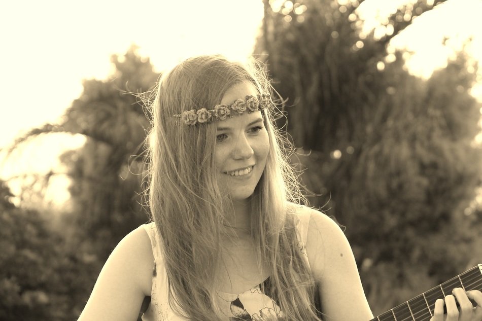 Black and white image of a beautiful girl who plays the guitar