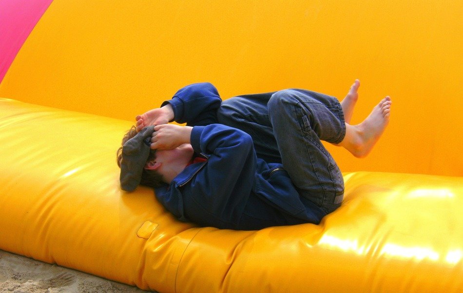 the child fell on the trampoline