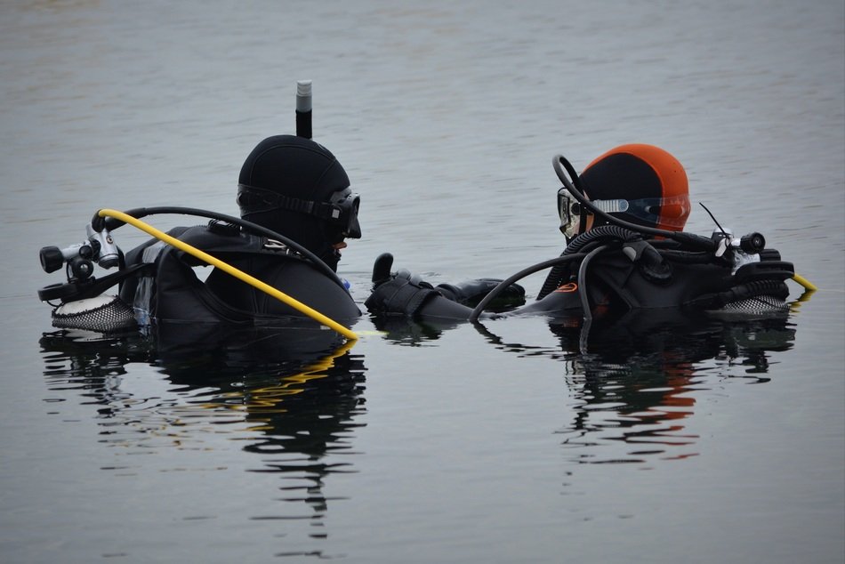 divers in the lake