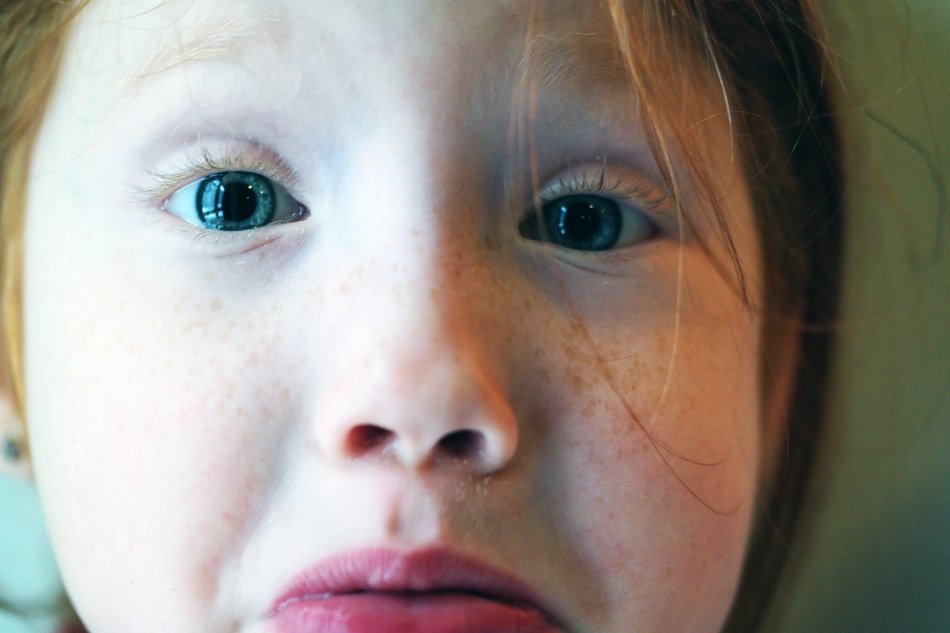sad child girlâs face