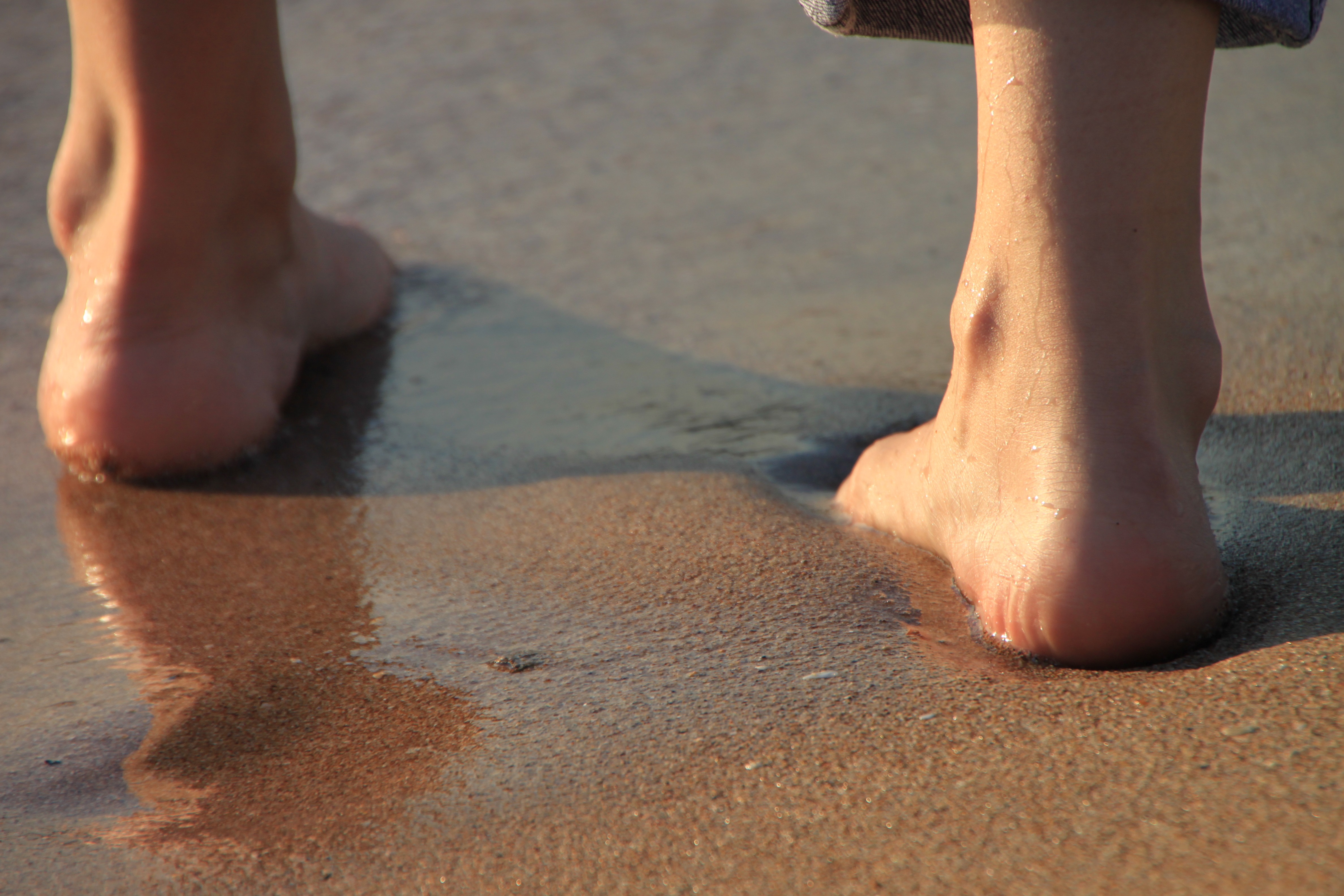 Пятками можно ходить. Пятки на пляже. Босые ноги на пляже. Ходьба босиком по песку. Босые пятки.