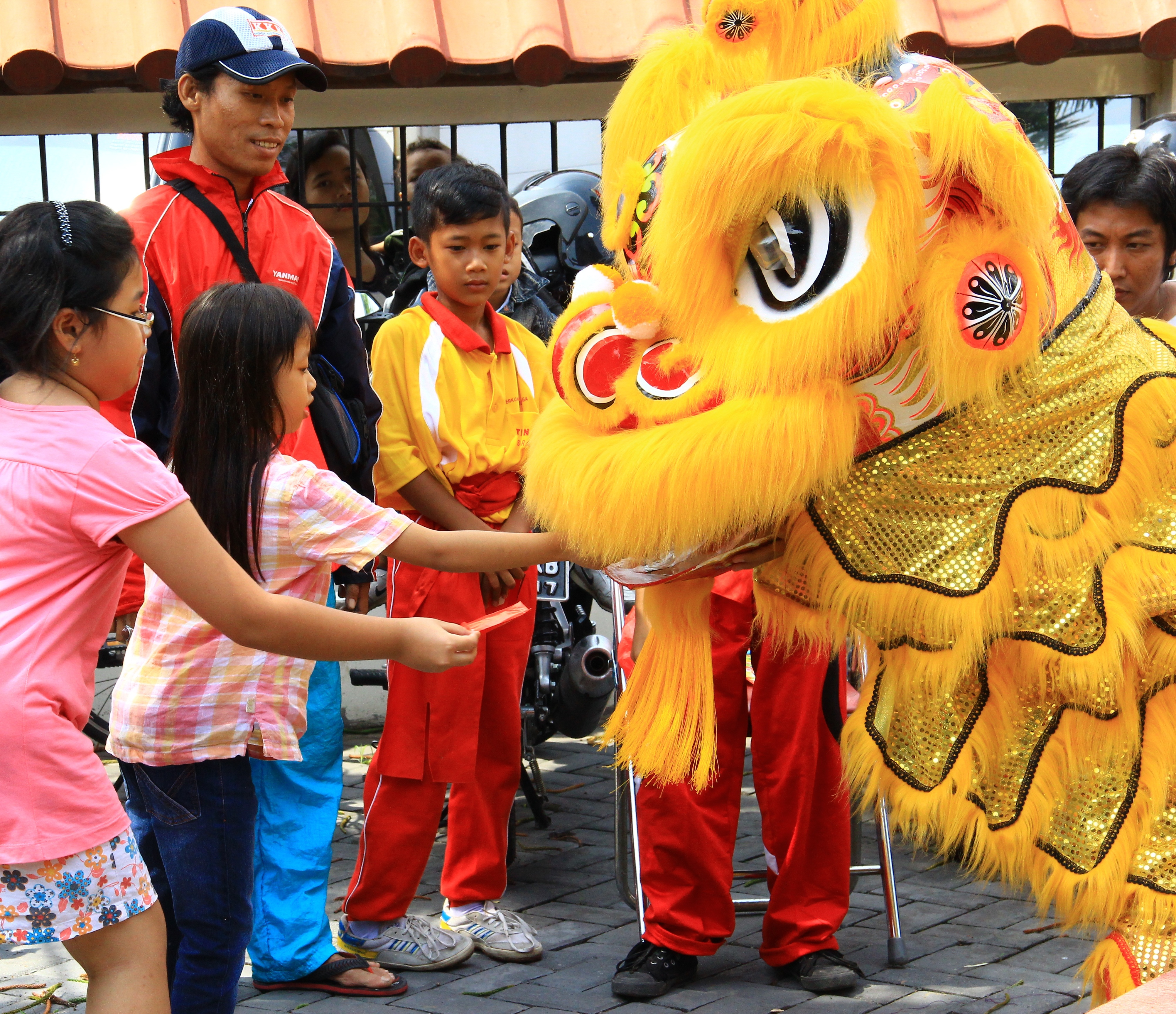 Китайцы празднуют. Праздник дракона в Китае. Китайский новый год. Новый год в Китае. Карнавал драконов в Китае.