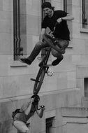 photographer removes spectacular stunt on bicycle