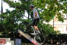 man doing mountain bike stunts