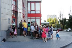 queue to the building