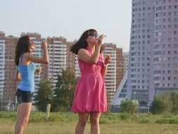 girls making summer bubbles